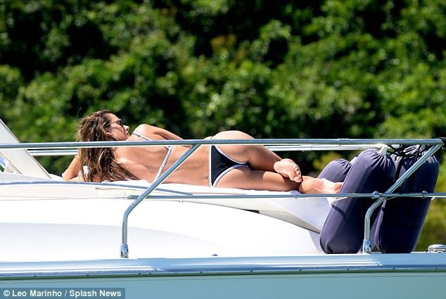 Cựu thiên thần Alessandra Ambrosio khoe dáng săn chắc trên biển - 5
Người đẹp Brazil đã có 2 con, một trai và một gái với bạn trai doanh nhân - Jamie Mazur. Cặp đôi đính hôn từ năm 2008 nhưng chưa làm đám cưới.