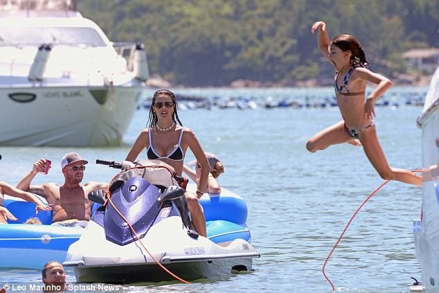 Cựu thiên thần Alessandra Ambrosio khoe dáng săn chắc trên biển - 14 Cựu thiên thần Alessandra Ambrosio khoe dáng săn chắc trên biển - 14