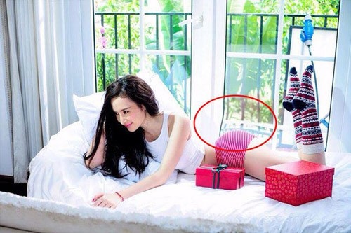 Loạt ảnh “tố cáo” sao Việt photoshop quá đà để có "siêu vòng 3" - 2 Để có vòng 3 siêu khủng, không ít lần cửa kính quanh cô trở nên biến dạng khác thường.