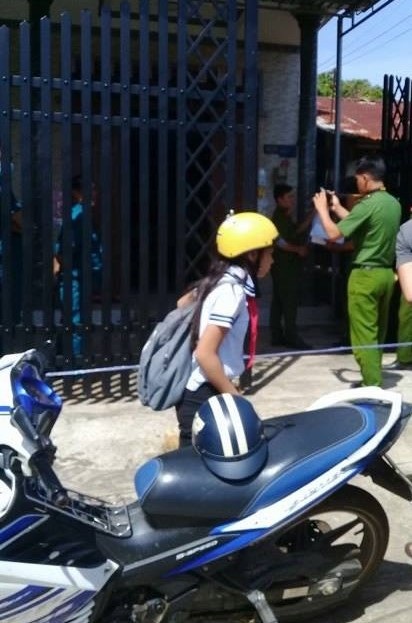 Vợ chết trên nền nhà, chồng treo cổ phía sau vườn - 1 Lực lượng công an khám nghiệm hiện trường nơi xảy ra vụ việc