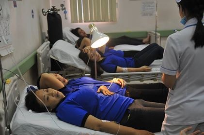 Gần 50 công nhân nhập viện sau bữa ăn trưa - 1 Các công nhân nhập viện cấp cứu sau bữa ăn trưa với các món chay nghi do bị ngộ độc thực phẩm