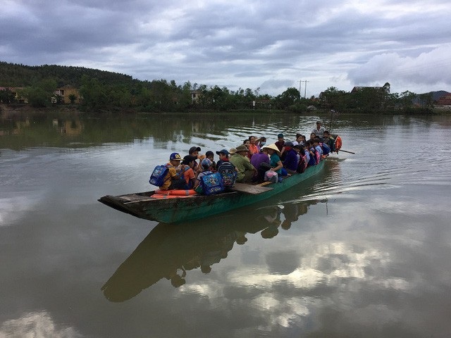 Người dân vui mừng tạm biệt những chuyến đò ngang nguy hiểm - 2 3 tháng cầu treo bị hỏng, người dân và các em học sinh phải qua sông bằng đò