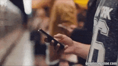 Cuộc sống ngày nay sẽ thật lạc lõng nếu không có chiếc smartphone trên tay