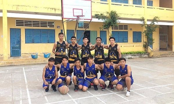 Thầy giáo thể dục chế bảng bóng rổ giúp học sinh đạt nhiều thành tích cao - 1
Đội bóng rổ trường THPT Phú Tâm bên bảng bóng rổ do thầy Phong tự chế.