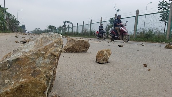 Đá hộc rơi vãi đầy đường Đại lộ Thăng Long - 4
Số đã hộc này được nhận định do xe tải làm rơi vãi xuống đường.