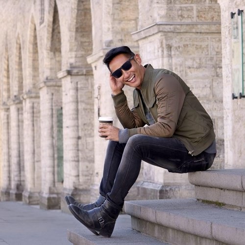 Nụ hôn ướt át của những sao Việt công khai yêu đồng giới - 18 Rhonee Rojas tốt nghiệp lớp Cử nhân Khoa học tại Đại học Penn State. Anh cũng có chứng nhận của Học viện Y học thể thao Quốc gia (NASM), bằng Thạc sĩ chuyên ngành Khoa học thể thao & Khuyến khích sức khoẻ Đại học California, Pennsylvania.