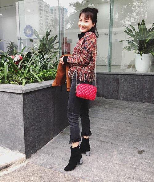 Bình Minh khoe ảnh gia đình hạnh phúc sau "sóng gió"; Elly Trần "cởi áo" khoe vòng 1 - 5 Bảo Thanh khoe ảnh do chính con trai chụp với dòng trạng thái vui vẻ: Lâu lâu rồi thằng “em trai” Bin Bảo nó mới chụp cho tấm ảnh các mẹ ạ! Dưới góc nhìn của nó, “chị gái” nó nhìn cũng trẻ ra phết đấy chứ đùa. Đúng là bõ công nuôi nấng.
