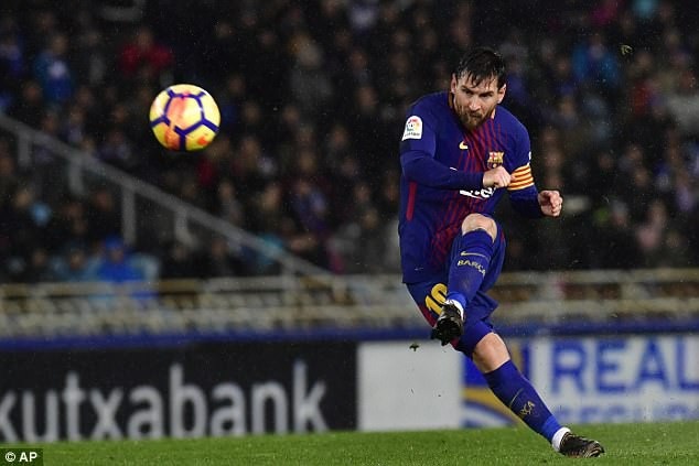 Messi-Suarez lập siêu phẩm, Barcelona ngược dòng hạ Sociedad - 4
Messi ấn định chiến thắng 4-2 cho Barcelona với cú sút phạt đẹp mắt