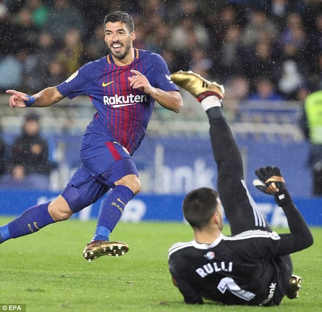 Messi-Suarez lập siêu phẩm, Barcelona ngược dòng hạ Sociedad - 3
Luis Suarez tỏa sáng với cú đúp và một tình huống kiến tạo