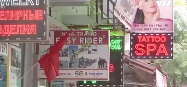 Tràn ngập biển hiệu tiếng Trung Quốc, Hàn Quốc trên phố Hà Nội - 1 Biển hiệu sính ngoại trên phố Hà Nội (Ảnh minh họa)