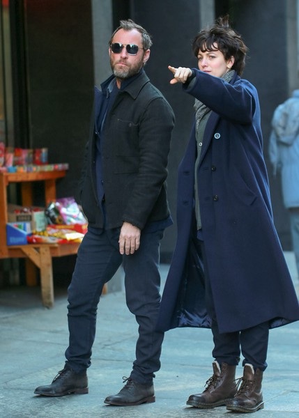 Kiều nữ gợi tình Blake Lively khác lạ tại trường quay - 6
Hồi đầu tháng 12, Blake Lively bị thương nhẹ ở cổ tay khi quay phim này và phải nghỉ một thời gian ngắn