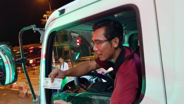 Ngân hàng Nhà nước: Tiền 100 đồng không phải để giải quyết vấn đề BOT - 1
Tài xế BOT Cai Lậy dùng tiền 100 đồng để đóng phí (ảnh minh họa).