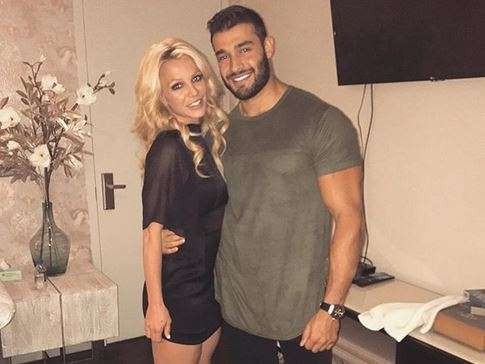 Rộ tin Britney Spears sắp lên xe hoa lần ba với "phi công trẻ" - 1
Britney Spears đang hò hẹn với người mẫu 23 tuổi, Sam Asghari.
