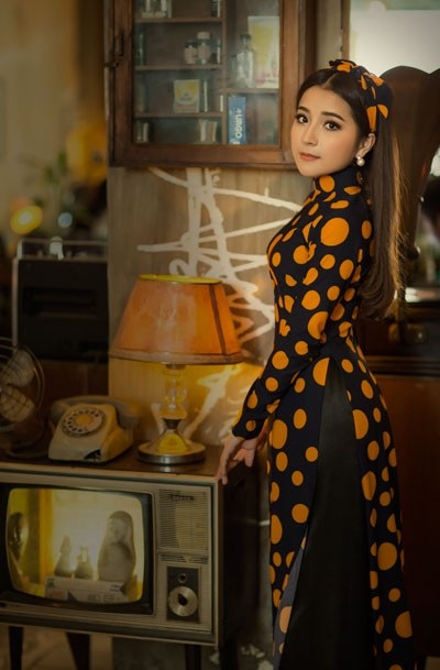 Á quân Sao Mai Phan Ngọc Ánh diện áo dài “Cô Ba Sài Gòn” đón Tết - 2 Cô gái xứ Nghệ thu hút mọi ánh nhìn trong từng khung hình đầy hoài cổ. Được biết, Ngọc Ánh là người mẫu duy nhất được NTK Linh Bùi tin tưởng mời thể hiện BST mới nhất.