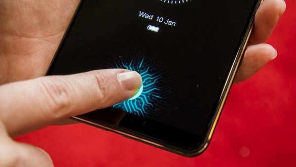 Smartphone đầu tiên với cảm biến vân tay trên màn hình lộ diện tại CES 2018 - 2 Vị trí cảm biến sẽ sáng lên khi người dùng chạm tay vào để mở khóa smartphone