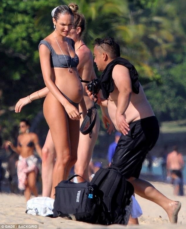 Diện bikini khoe bụng bầu, siêu mẫu Nam Phi vẫn đẹp xuất sắc - 9
Còn nhớ, chỉ sau khi sinh con trai đầu lòng 4 tháng, Candice đã lấy lại dáng vóc siêu mẫu và quay trở lại làm việc.