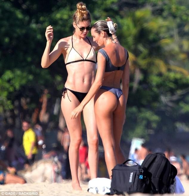 Diện bikini khoe bụng bầu, siêu mẫu Nam Phi vẫn đẹp xuất sắc - 6
Không trang điểm cầu kỳ nhưng bà bầu Candice vẫn rất xinh đẹp và cuốn hút.