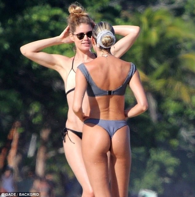 Diện bikini khoe bụng bầu, siêu mẫu Nam Phi vẫn đẹp xuất sắc - 4
Doutzen tranh thủ hỏi thăm bà bầu Candice. Người đẹp 29 tuổi phát hiện mình mang thai không lâu sau khi cô trình diễn cho Victorias Secret tại Thượng Hải, Trung Quốc hồi tháng 11 vừa rồi.