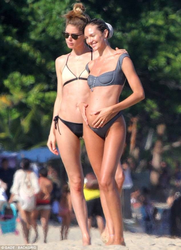 Diện bikini khoe bụng bầu, siêu mẫu Nam Phi vẫn đẹp xuất sắc - 11
Hai siêu mẫu và cũng đều là những bà mẹ tranh thủ chụp ảnh kỷ niệm cùng nhau.