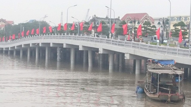 Vào khoảng 7h sáng 14/1, tàu TB 1626 trong khi đang lưu thông trên sông Tam Bạc đã bất ngờ đâm vào trụ cầu Tam Bạc. Cú đâm đã khiến trụ B8 cầu bị xô nghiêng, gây ảnh hưởng đến an toàn cây cầu. Cầu vượt sông Tam Bạc có chiều dài 130m (cả đường dẫn là 178m), rộng 26,4m, độ cao thông thuyền 5,5m, trọng tải 18 tấn. (Ảnh: An Nhiên)
