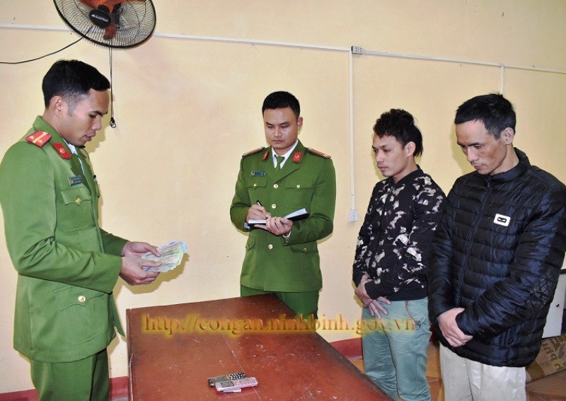 Hai thanh niên dọa ném vỡ kính xe khách, chiếm đoạt gần 30 triệu đồng - 1 Đối tượng Quế và Chung cùng tang vật cưỡng đoạt được tại cơ quan Công an (ảnh: Công an Ninh Bình)