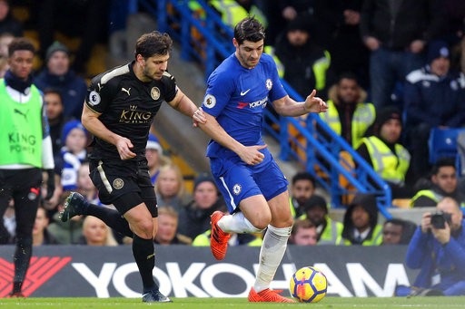 Chelsea 0-0 Leicester: Thất vọng với nhà đương kim vô địch - 7
Morata (phải) cố gắng bứt phá khỏi sự đeo bám của James