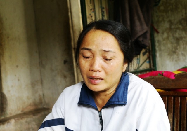 Nỗi đau của cô gái đằng đẵng 10 năm chống chọi bệnh ung thư vòm họng - 4 Chị Đinh Thị Hiền bật khóc khi kể về những ngày tháng đưa con đi viện trong khó khăn đến tột cùng