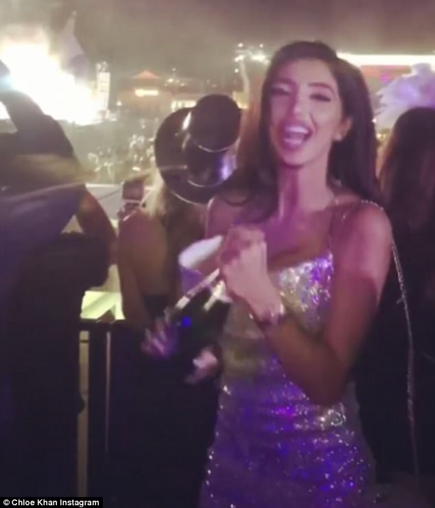 "Nghẹt thở" vì thân hình dao kéo của người đẹp Chloe Khan - 5
Chloe Khan đón năm mới tại Dubai.