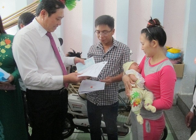 Giấy khai sinh được trao tận nhà mỗi trẻ mới chào đời - 1 Chủ tịch UBND TP Đà Nẵng Huỳnh Đức Thơ trao giấy khai sinh, thẻ bảo hiểm y tế, hộ khẩu tại gia đình cho một trẻ ở phường Mân Thái (quận Sơn Trà)
