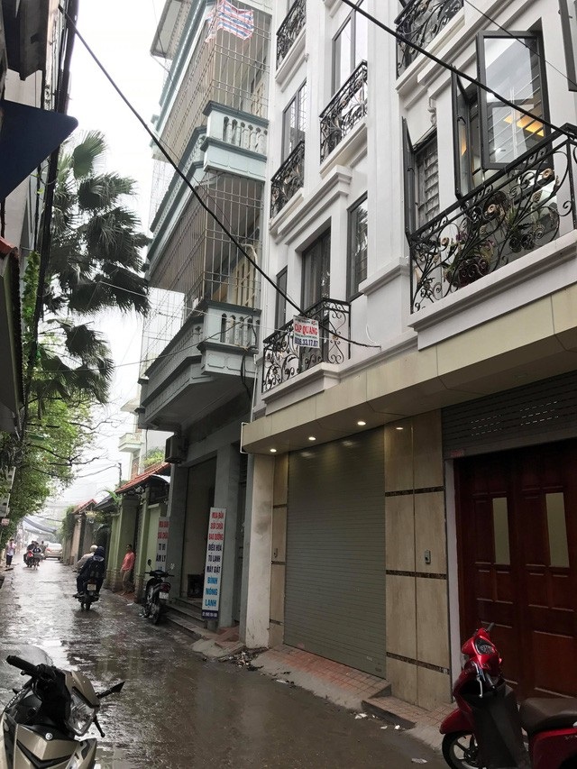 Vụ Chủ tịch huyện Quốc Oai tử vong: Ngôi nhà đứng tên con trai ông Lâm? - 1
Ngôi nhà (cửa cuốn, có 3 đèn sáng ngoài hiên) nơi phát hiện thi thể Chủ tịch huyện Quốc Oai được đứng tên con trai nạn nhân.