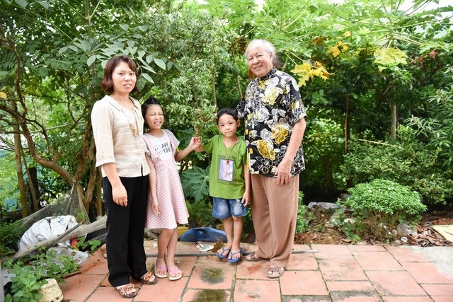 Chuyện tình vợ kém chồng 52 tuổi “dậy sóng” dư luận - 1 Ông Trọng hạnh phúc bên vợ trẻ và hai người con, 1 gái, 1 trai ở Yên Sơn, Ba Vì. Ảnh: Toàn Vũ