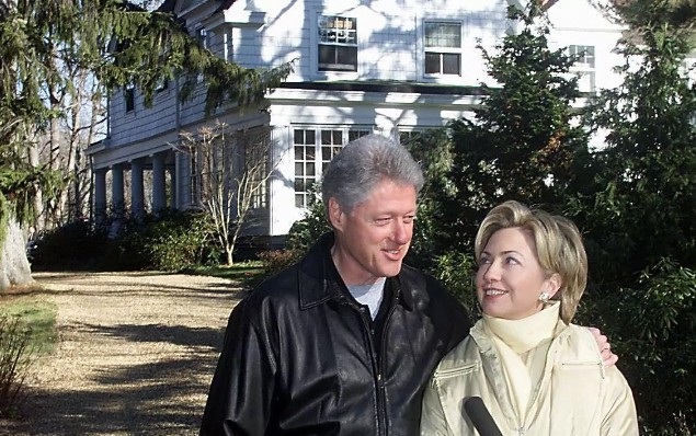 Cháy biệt thự của cựu Tổng thống Mỹ Bill Clinton - 1
Bill và Hillary Clinton bên ngôi nhà vào năm 2000 (Ảnh: AFP)