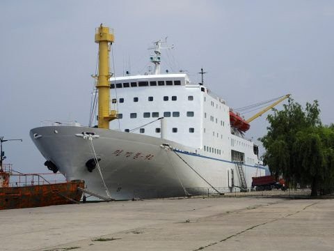 Điều ít biết về “đội quân sắc đẹp” Triều Tiên muốn cử tới Hàn Quốc - 6
Trong những chuyến lưu diễn, họ thường ăn uống và ngủ nghỉ trên những con tàu kiểu này. (Ảnh: Twitter)