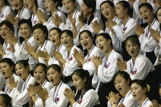 Điều ít biết về “đội quân sắc đẹp” Triều Tiên muốn cử tới Hàn Quốc - 7
Một người có thể trở nên nổi tiếng ở Triều Tiên khi được gia nhập đội cổ động. Được biết, Đệ nhất phu nhân Triều Tiên Ri Sol Ju cũng từng là thành viên của đội cổ động này. (Ảnh: AP)