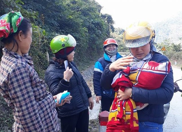 Phát hiện hai người phụ nữ ngồi bên đường có biểu hiện bất thường, ba cô giáo lập tức dừng lại kiểm tra thì phát hiện một người phụ nữ đang sinh con. Ngay sau đó các cô đã giúp đỡ người phụ nữ này sinh con an toàn. (Ảnh: Nguyễn Phê)