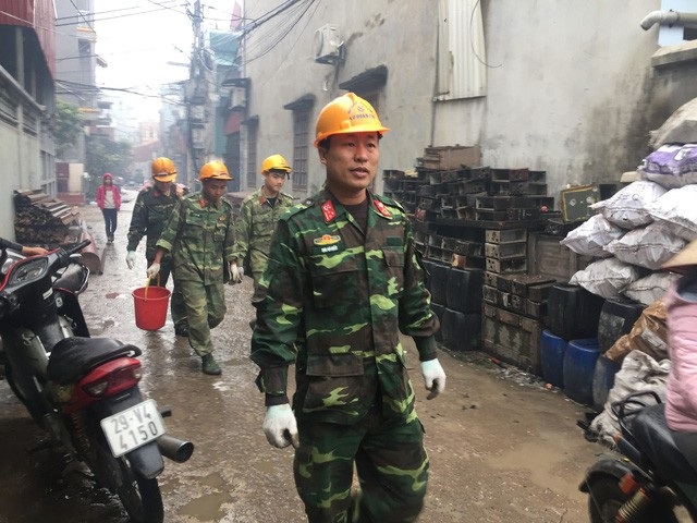 Vụ nổ kinh hoàng ở Bắc Ninh: Thu 6,7 tấn đầu đạn, kim loại - 1
Lực lượng công binh thu lượm vỏ đạn
