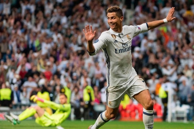 Năm 2009, Real Madrid đã phá kỷ lục chuyển nhượng để chiêu mộ C.Ronaldo với giá 94 triệu euro. Trong những năm qua, “siêu sao” người Bồ Đào Nha đã có những đóng góp quá lớn cho Real Madrid, khi góp công lớn giúp CLB giành mọi danh hiệu cao quý. Ngoài ra, cầu thủ này còn là “con gà để trứng vàng” cho Los Blancos.