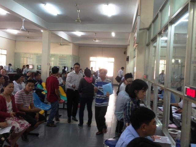 Giám đốc Văn phòng đất đai xin thêm cấp phó để... có người ký - 1 Người dân đến làm thủ tục tại chi nhánh Văn phòng đăng ký đất đai quận Tân Phú. Đây là địa phương có tỷ lệ hồ sơ nhà đất trễ hạn thuộc diện cao nhất thành phố