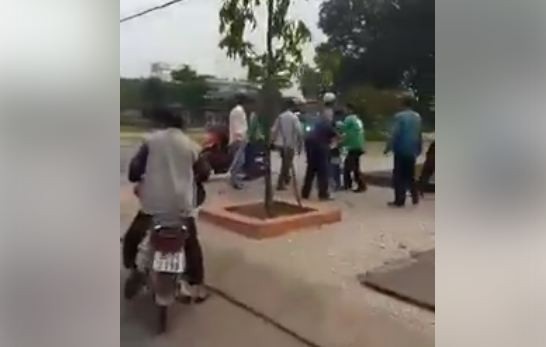 Tài xế Grab bị tài xế xe ôm truyền thống vây đánh - 1 Nhóm xe ôm truyền thống vây đánh xe ôm Grab (Ảnh cắt từ clip)