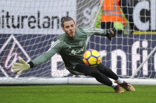Burnley 0-1 Man Utd: Dấu ấn của Martial - 8
De Gea khởi động trước trận đấu
