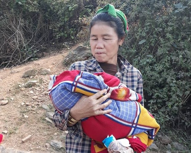 Hi hữu ba cô giáo trở thành bà đỡ giúp sản phụ vượt cạn ngay trên đường - 2 Người nhà vui mừng vì sản phụ đã sinh con thành công, sức khỏe hai mẹ con đều ổn định.