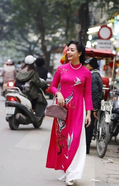 Dù đã hơn 50 tuổi nhưng NSƯT Chiều Xuân vẫn sở hữu nét đẹp tươi trẻ. Chị được xem là một trong những nghệ sĩ giữ được nhan sắc “thách thức thời gian” vì luôn trẻ trung, duyên dáng và xinh đẹp mỗi khi xuất hiện.