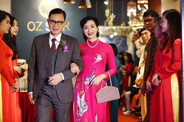 Diễn viên Chiều Xuân chụp ảnh kỷ niệm với NSƯT Phạm Cường.