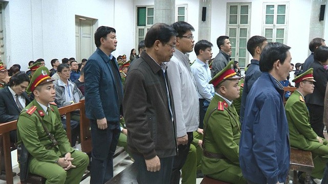Trịnh Xuân Thanh cùng đồng phạm tham ô hơn 13 tỷ đồng ra sao? - 2 Các bị cáo tại phiên xử sáng 8/1. (Ảnh: TTXVN)