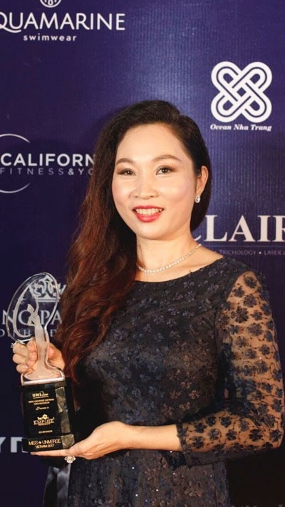 “Bà chủ” kim cương Lan Anh lịch thiệp trong Gala Diner Hoa hậu hoàn vũ 2017 - 1 Chị Lan Anh nhập cúp từ BTC cuộc thi HHHV 2017.