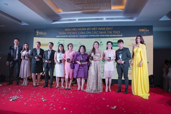 “Bà chủ” kim cương Lan Anh lịch thiệp trong Gala Diner Hoa hậu hoàn vũ 2017 - 2 Nữ doanh nhân Lan Anh (thứ 4 từ phải sang)