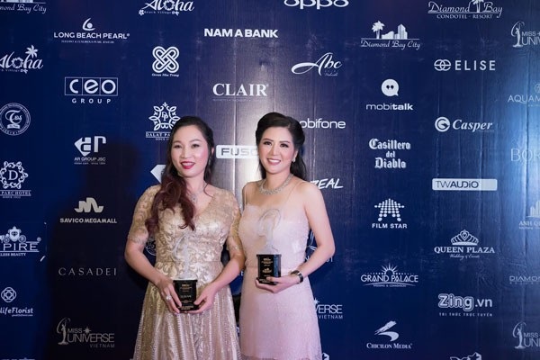 “Bà chủ” kim cương Lan Anh lịch thiệp trong Gala Diner Hoa hậu hoàn vũ 2017 - 3 Chị Lan Anh và nữ hoàng kim cương Đinh Hiền Anh.