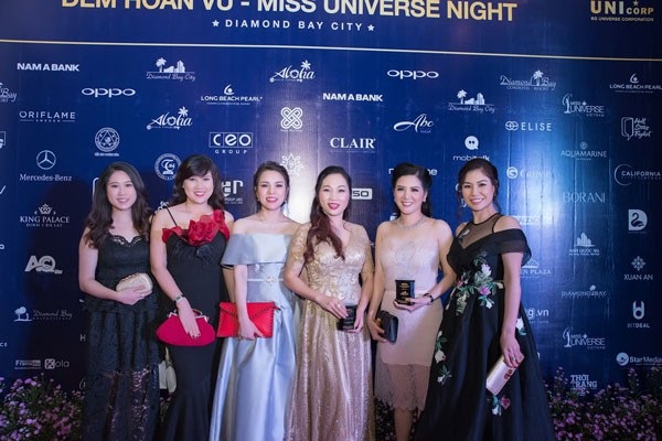 “Bà chủ” kim cương Lan Anh lịch thiệp trong Gala Diner Hoa hậu hoàn vũ 2017 - 4 Chị Lan Anh, Đinh Hiền Anh và những người bạn thành đạt.
