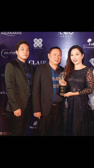 “Bà chủ” kim cương Lan Anh lịch thiệp trong Gala Diner Hoa hậu hoàn vũ 2017 - 6 Chị Lan Anh bên chồng và con trai Nguyễn Việt Bách - Phó TGĐ Diamond Empire - người tốt nghiệp bằng Chuyên gia kiểm định ngọc học tại GIA - Hoa Kỳ.