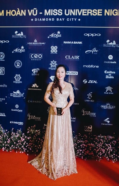 “Bà chủ” kim cương Lan Anh lịch thiệp trong Gala Diner Hoa hậu hoàn vũ 2017 - 5 Nữ doanh nhân Lan Anh.